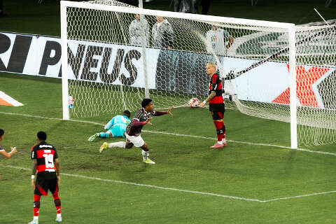 Com jogo interrompido pela chuva, Flu bate o Fla e pressiona rival no Carioca