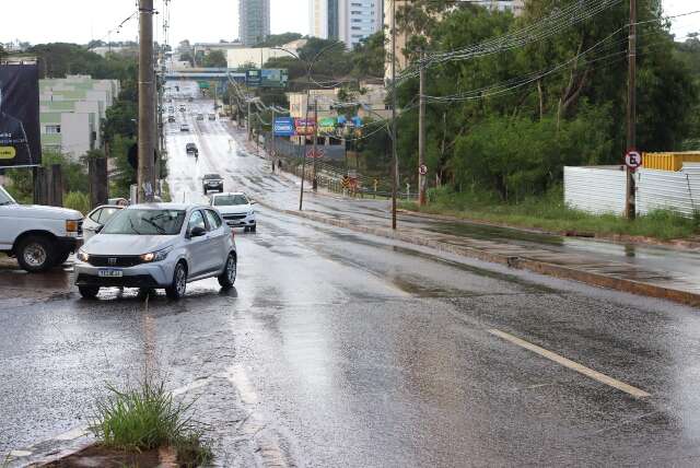 Chuva atinge a cidade no fim de domingo e MS segue com risco de tempestades