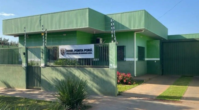 Jovem morre ao ser baleado por desconhecido em frente de casa 