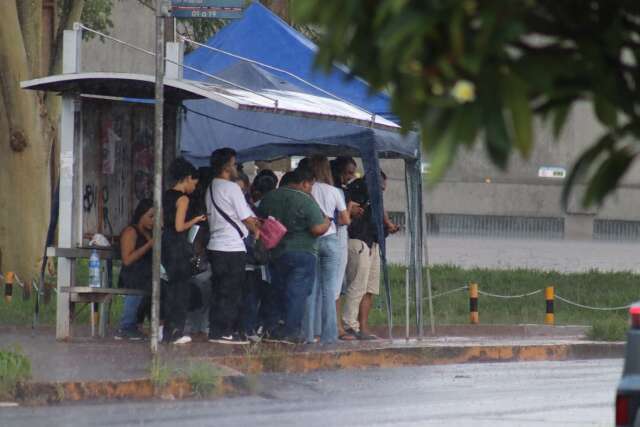 Sob chuva, candidatos deixam prova do TJ e relatam alto n&iacute;vel de dificuldade