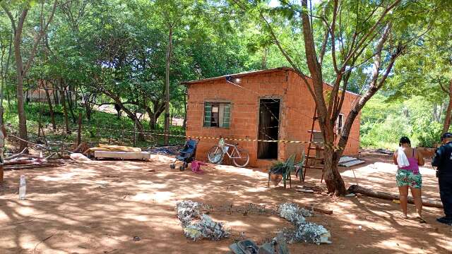 Dois homens s&atilde;o assassinados a facadas em Lad&aacute;rio