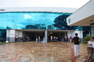 Sob chuva, candidatos deixam prova do TJ e relatam alto n&iacute;vel de dificuldade