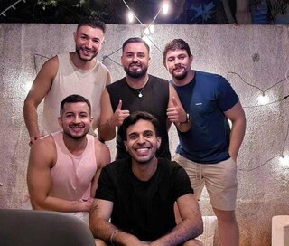 Elzilei faz jantares tem&aacute;ticos para criar experi&ecirc;ncia com os amigos