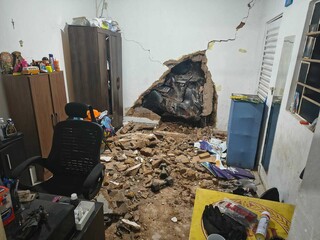 Carro invade resid&ecirc;ncia ap&oacute;s colis&atilde;o com poste; motorista foge