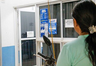 Em busca de emprego, dom&eacute;stica encara chuva e noite em claro por uma senha
