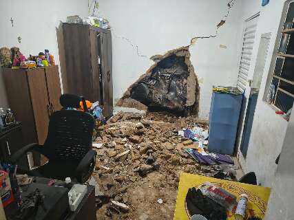 Carro invade resid&ecirc;ncia ap&oacute;s colis&atilde;o com poste; motorista foge