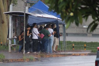 Sob chuva, candidatos deixam prova do TJ e relatam alto n&iacute;vel de dificuldade