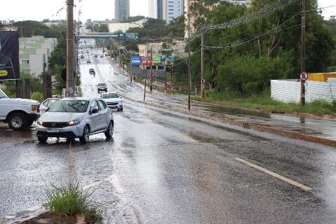 Chuva atinge a cidade no fim de domingo e MS segue com risco de tempestades