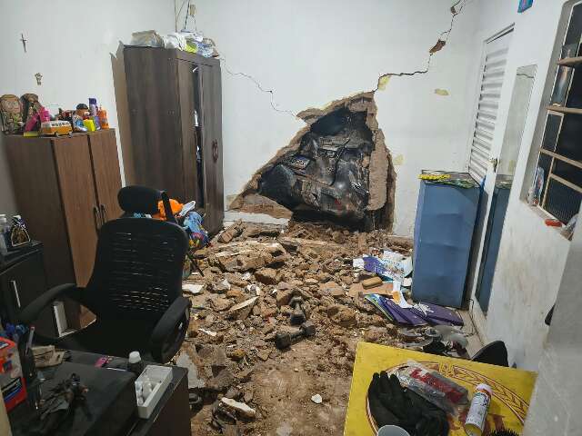 Carro invade resid&ecirc;ncia ap&oacute;s colis&atilde;o com poste; motorista foge