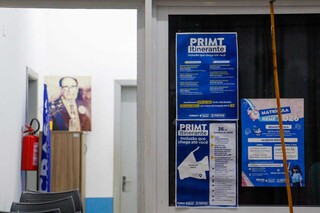 Em busca de emprego, dom&eacute;stica encara chuva e noite em claro por uma senha