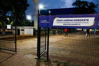 Em busca de emprego, dom&eacute;stica encara chuva e noite em claro por uma senha