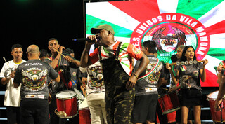 Calor n&atilde;o impediu foli&otilde;es de conferir sambas-enredos no Porto Geral