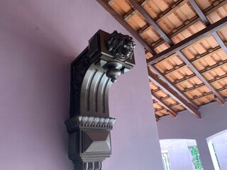 Magó deixou brasão em fachada e casa virou mistério no Coophasul Magó deixou brasão em fachada e casa virou mistério no Coophasul