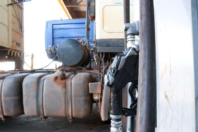 Ag&ecirc;ncia interdita tr&ecirc;s revendedores por com&eacute;rcio de diesel puro em MS