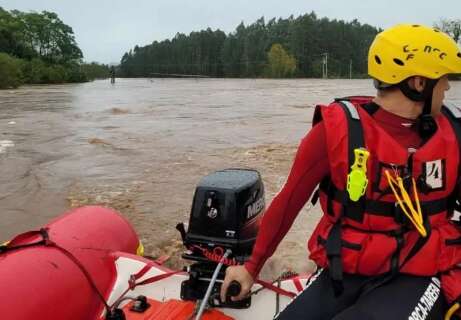 Durante teste de motor, barco vira e homem morre afogado em rio