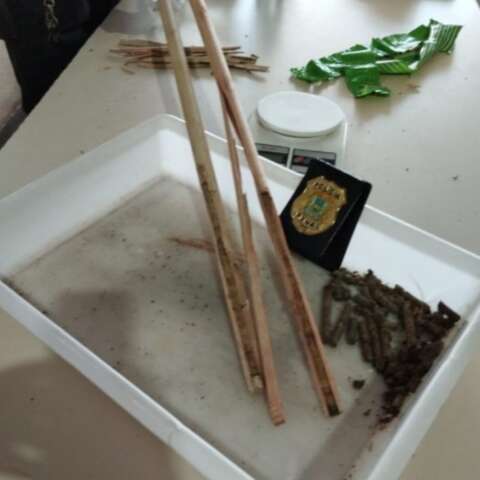 Mulher de traficante &eacute; presa tentando entrar em pres&iacute;dio com maconha em vassoura