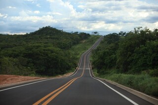 Com 80% conclu&iacute;da, obra da MS-436 avan&ccedil;a entre Camapu&atilde; e Figueir&atilde;o