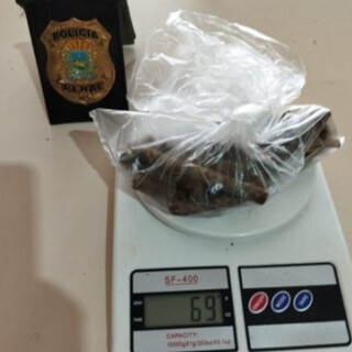 Mulher de traficante &eacute; presa tentando entrar em pres&iacute;dio com maconha em vassoura