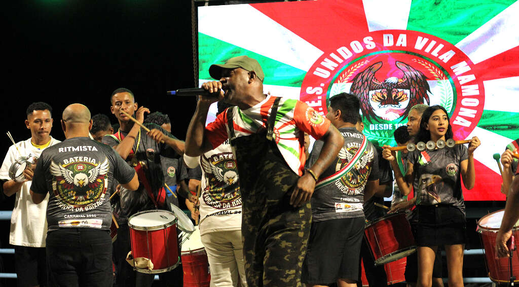 Calor não impediu foliões de conferir sambas-enredos no Porto Geral