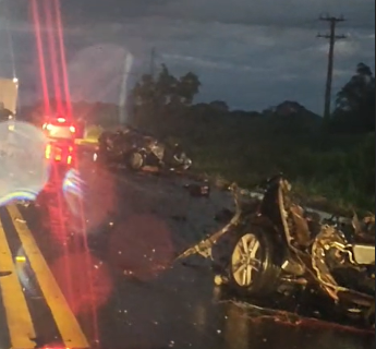 Carro parte ao meio e motorista morre em acidente com carreta