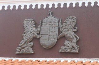 Magó deixou brasão em fachada e casa virou mistério no Coophasul Magó deixou brasão em fachada e casa virou mistério no Coophasul