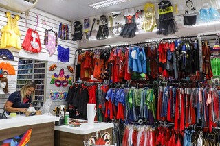 Fundado pela f&eacute; de costureira h&aacute; 59 anos, Bazar S&atilde;o Gon&ccedil;alo cresceu no Carnaval