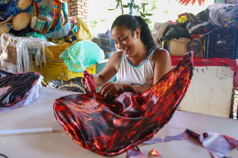 Com fogo, Cinderela Tradição leva à avenida reflexão sobre preconceito