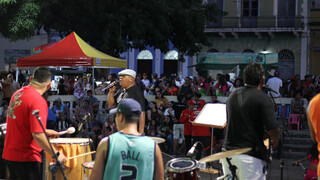 Calor n&atilde;o impediu foli&otilde;es de conferir sambas-enredos no Porto Geral