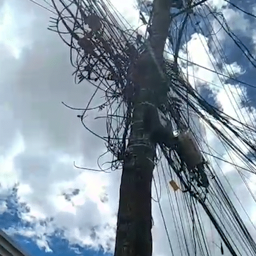 Moradores temem inc&ecirc;ndio ap&oacute;s poste de madeira soltar fa&iacute;scas na Capital