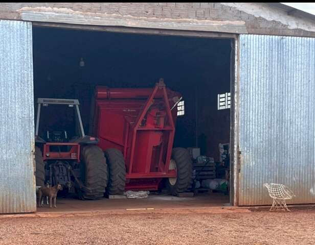 Equipamento agr&iacute;cola tomba em barrac&atilde;o e mata mulher 