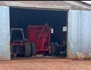 Equipamento agr&iacute;cola tomba em barrac&atilde;o e mata mulher 