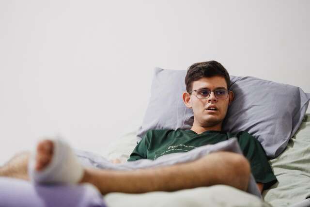 Uma semana ap&oacute;s cirurgia experimental, jovem tetrapl&eacute;gico sente rea&ccedil;&otilde;es na perna