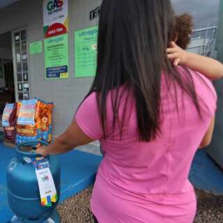 Primeiro dia de G&aacute;s do Povo tem "filas" e revenda com 70 botij&otilde;es retirados