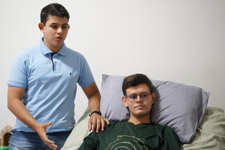 Uma semana após cirurgia experimental, jovem tetraplégico sente reações na perna Uma semana após cirurgia experimental, jovem tetraplégico sente reações na perna