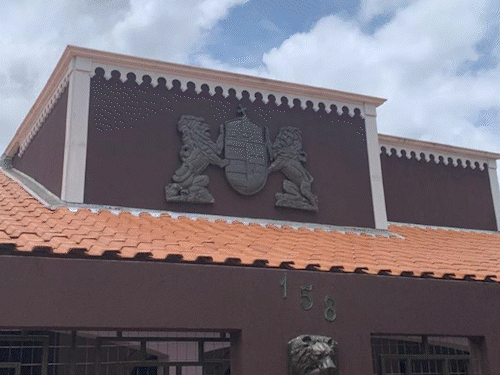 Mag&oacute; deixou bras&atilde;o em fachada e casa virou mist&eacute;rio no Coophasul