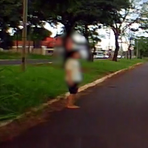 Correndo risco, menino &eacute; visto sozinho em avenida movimentada