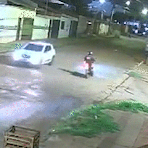 Imagens mostram como ocorreu colis&atilde;o que feriu motociclistas