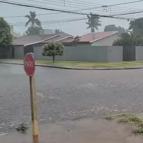 Em alerta para tempestade, chuva chega a Dourados e temperatura cai 10 &deg;C