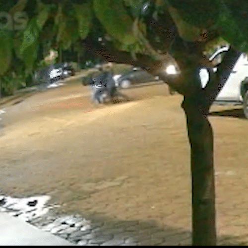 A caminho do trabalho, jovem &eacute; derrubado de moto e espancado por grupo