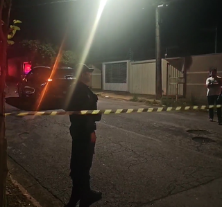 Motociclista morre após carro desviar de buracos Motociclista morre após carro desviar de buracos