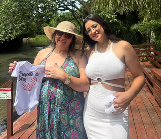 Andria criou v&iacute;deo emocionante para contar &agrave; m&atilde;e que est&aacute; gr&aacute;vida