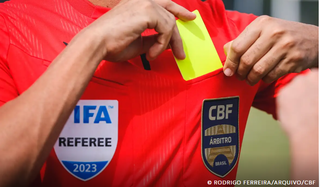 CBF tira &aacute;rbitros da informalidade e cria primeiro modelo profissional no Brasil