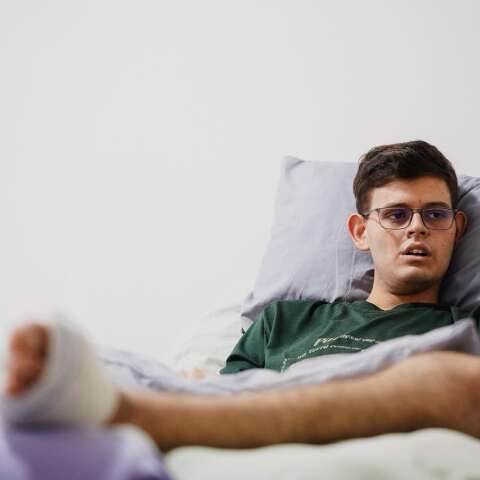 Uma semana ap&oacute;s cirurgia experimental, jovem tetrapl&eacute;gico sente rea&ccedil;&otilde;es na perna