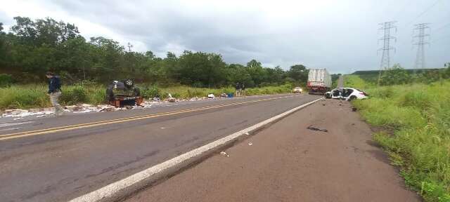 Ve&iacute;culos ficam destru&iacute;dos em acidente envolvendo sete pessoas na BR-262