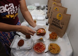 Barca de acarajé e abará é jeito de aliviar a saudade da Bahia em MS Barca de acarajé e abará é jeito de aliviar a saudade da Bahia em MS