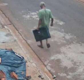 Ladr&atilde;o &eacute; flagrado saindo com TV ap&oacute;s invadir resid&ecirc;ncia no Iracy Coelho