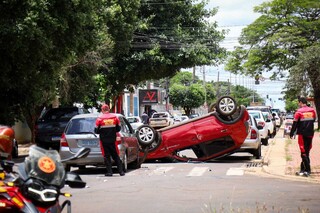 Capotagem após batida entre carros trava trânsito na Vila Carvalho Capotagem após batida entre carros trava trânsito na Vila Carvalho