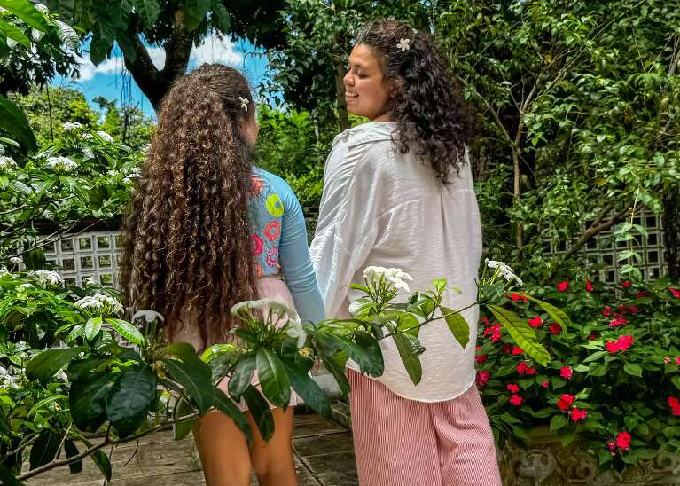 Irmãs fizeram do quintal um set de filmagem e levaram história à Europa