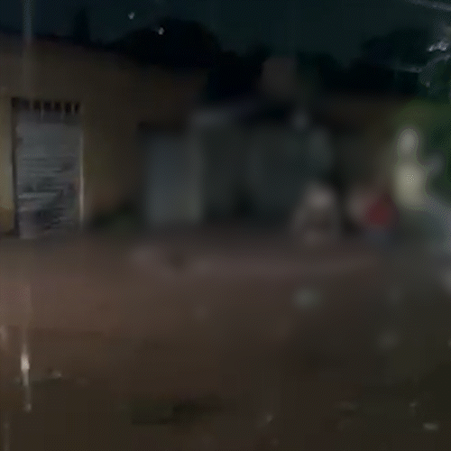 &Aacute;gua suja de rua alagada vira piscina e local de surfe em Corumb&aacute;