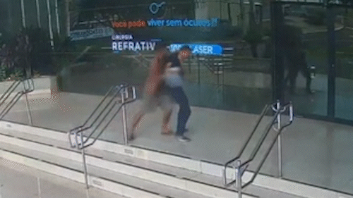 Rapaz que deixou faxineiro cego se envolveu em briga na delegacia